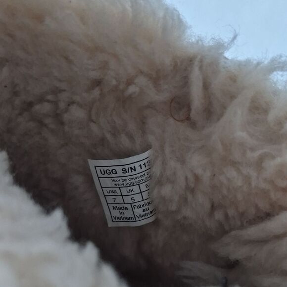 UGG Sparkly Tan Kids Boots - Picture 7 of 9